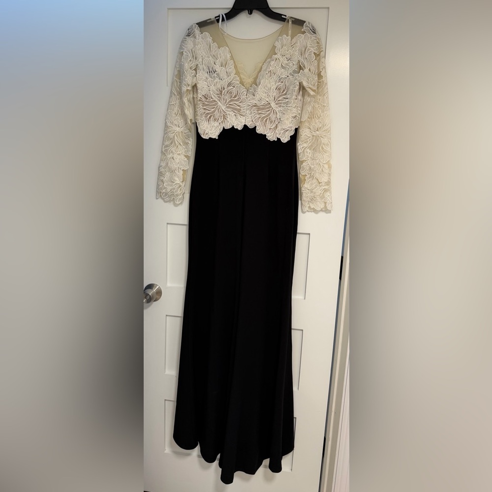 NEW Tadashi Shoji Black Gown with Ivory Lace Bodice Size 2 - Picture 11 of 13